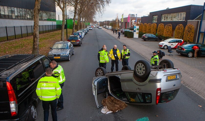 De politie doet onderzoek naar het ongeval.