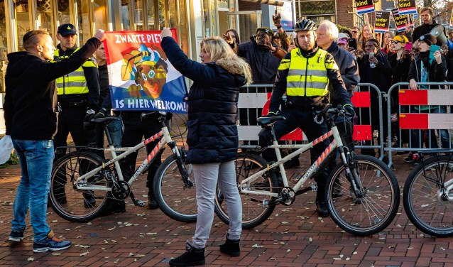 Vlak voordat de stoet van Sinterklaas zou arriveren op de kop van de Groest lieten pro Zwarte Piet-betogers van zich horen.
