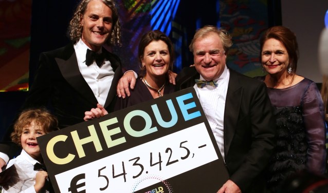 Pauline Lemberger (midden) maakt samen met het bestuur van WereldOuders het ingezamelde bedrag van 543.425 euro bekend.