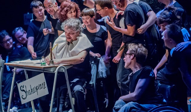 In Nieuwegein speelt het gezelschap onder meer een voorstelling van Shakespeare.