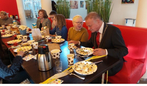 Nassim in gesprek met burgemeester Sicko Heldoorn tijdens het Nationaal Schoolontbijt.