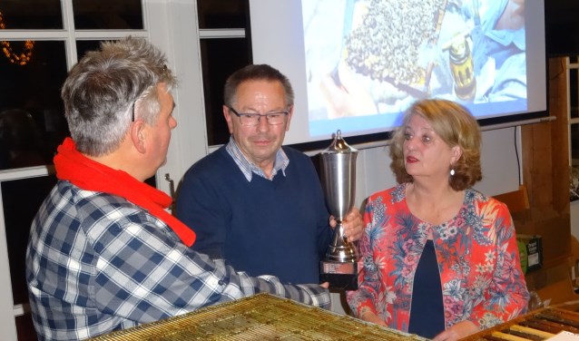 Johan Duurland krijgt de Bep Vos-wisselbeker uit handen van burgemeester Rinske Kruisinga.