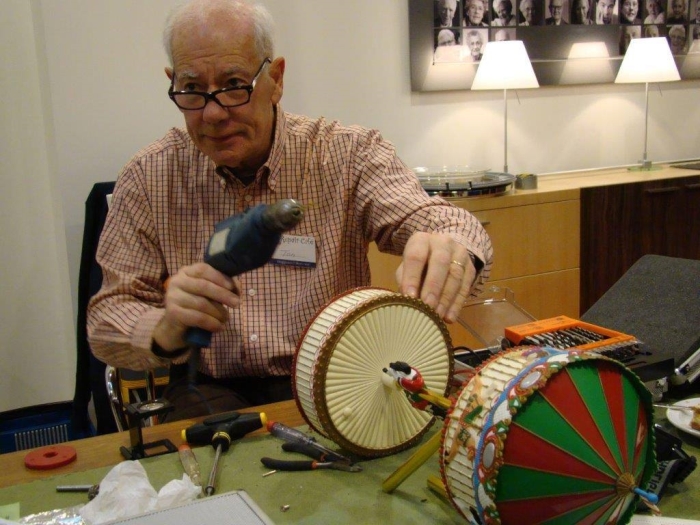 Reparateur Ton met een kerstdraaimolentje