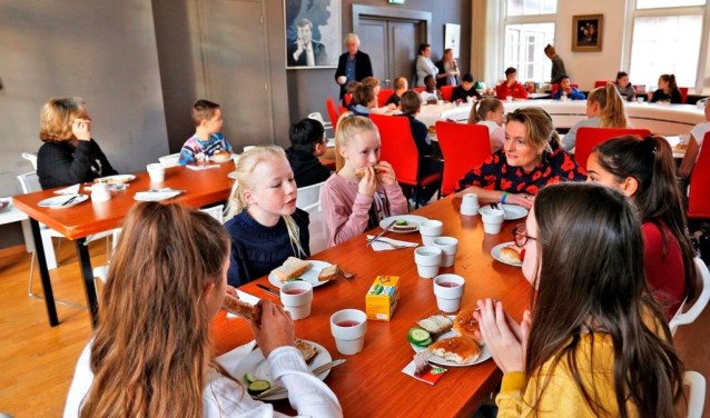Wethouder Karin van Hunnik samen met de leerlingen aan de ontbijttafel.