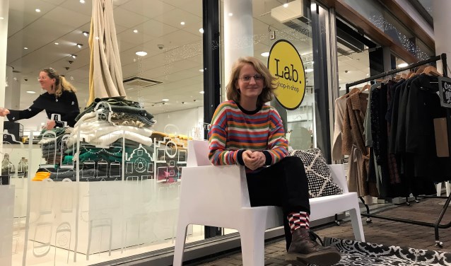 Julie werkt al een tijdje in Lab. Vanaf zaterdag doet ze mee aan Lab.Junior en zijn haar kaarten te koop in de Hilversumse winkel.