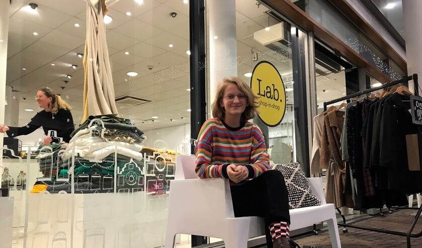 Julie werkt al een tijdje in Lab. Vanaf zaterdag doet ze mee aan Lab.Junior en zijn haar kaarten te koop in de Hilversumse winkel.