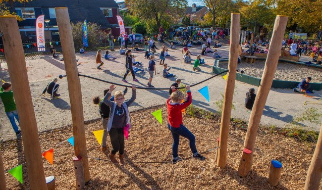 Feest op het gerenoveerde schoolplein van de school.