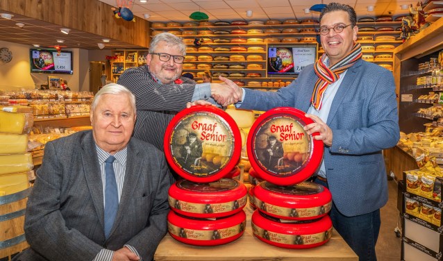 Hugo van der Graaf met voor hem zijn vader Jan en rechts leverancier Erik van Dam.