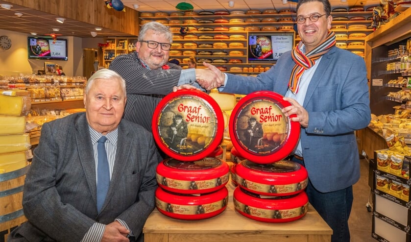 Hugo van der Graaf met voor hem zijn vader Jan en rechts leverancier Erik van Dam.