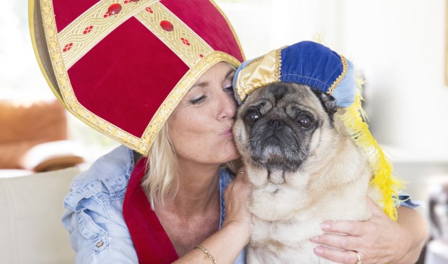 Elisa Nuij met haar pietenhond.