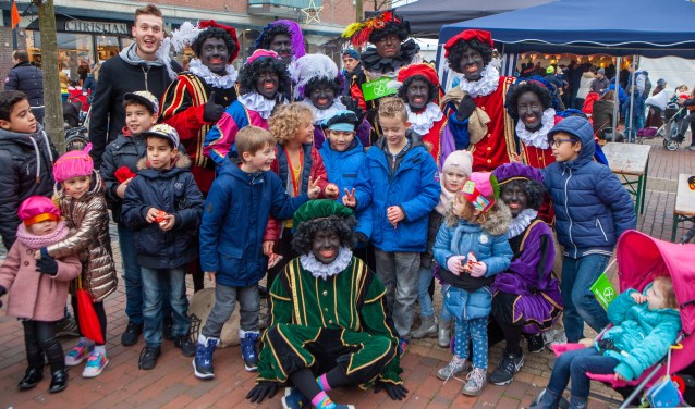 Gezellig met de Pieten op de foto in de Oostermeent.