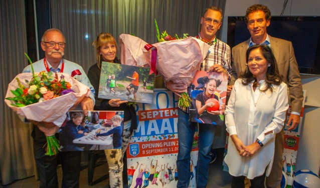 De drie winnaars met wethouder Roland Boom en Anita Campbell van Sport Platform Huizen.