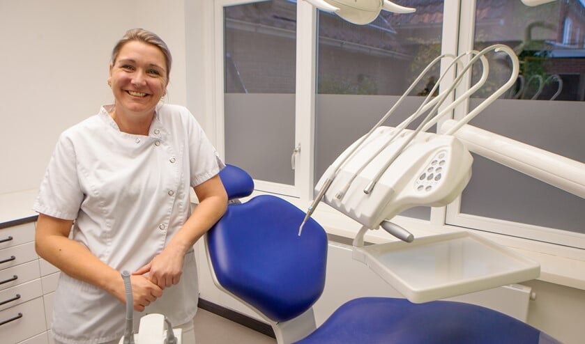 Chantal Bakker in haar praktijk aan de Schapendrift.