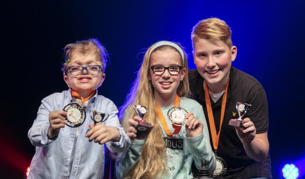 De drie nieuwe kinderambassadeurs, rechts Julian Hendriks.