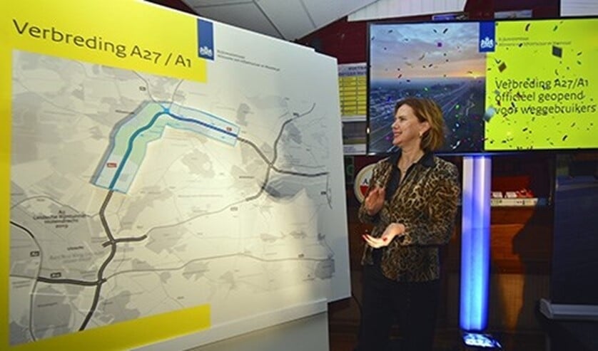Minister Cora van Nieuwenhuizen legt het puzzelstukje.