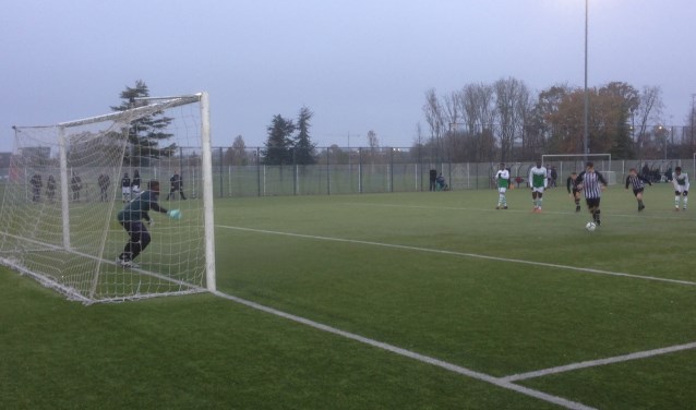 Joey Franken scoort middels een penalty de 1-1.