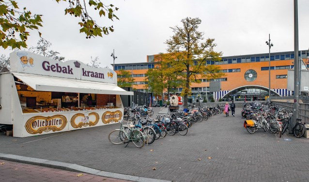 Voor de kraam staan veel fietsen die daar niet horen te staan.