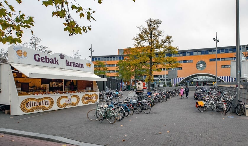 Voor de kraam staan veel fietsen die daar niet horen te staan.