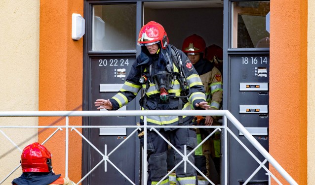 De brandweer bij een brand in de Verschurestraat.