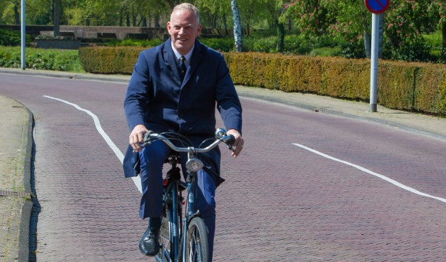 De burgemeester pakt graag de fiets.