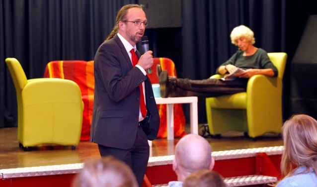 Wethouder Sven Lankreijer tijdens JIMtheater.