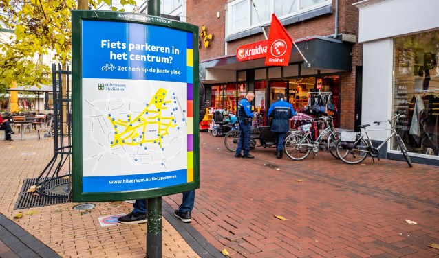 Voor het Kruidvat mogen centrumbezoekers hun fiets niet meer neerzetten, tot onvrede van de daar gevestigde ondernemers.