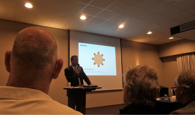 Gedeputeerde Jack van der Hoek bij de presentatie van het bestuurskrachtrapport in september 2016.