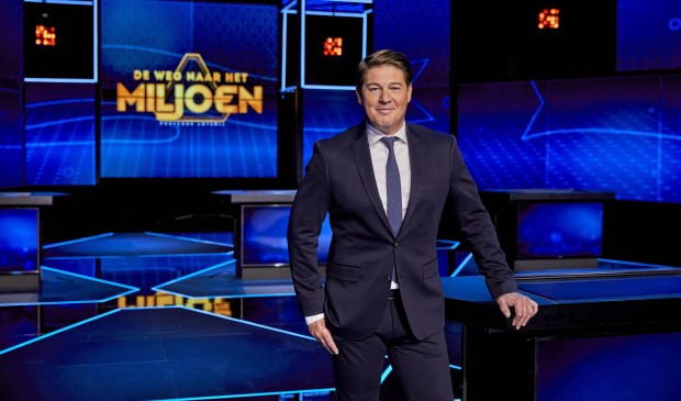 Martijn Krabbé presenteert 'Postcode Loterij De Weg naar het Miljoen'.
