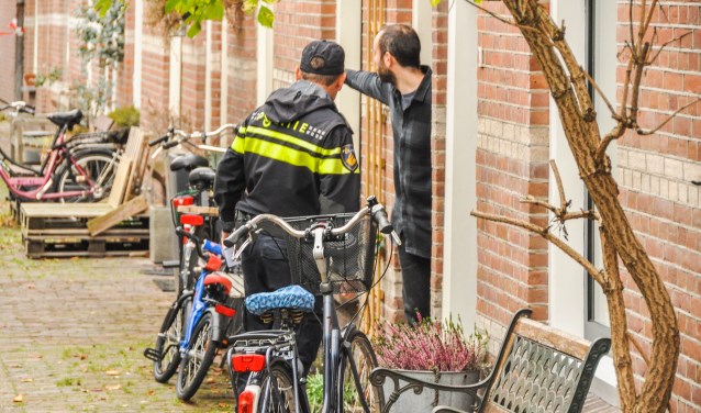 De politie doet na de overval buurtonderzoek.