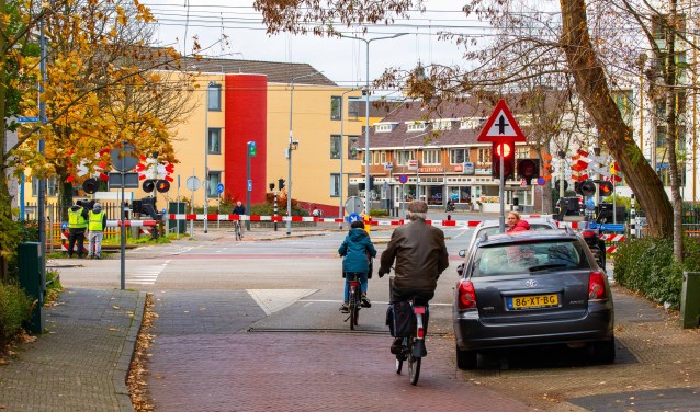 Vanaf de Hoge Larenseweg kan men als de plannen doorgaan niet meer met de auto de spoorwegovergang over.