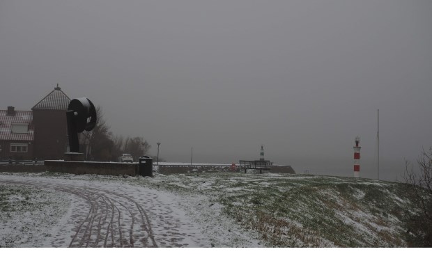 De kop van de aanloophaven met sneeuw op de grond en mist.