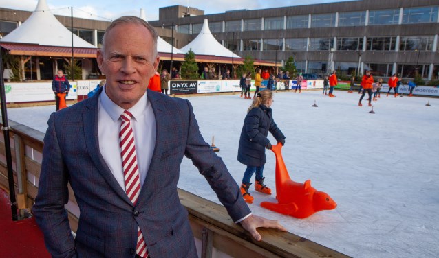 Burgemeester Han ter Heegde bij Bussum op IJs.