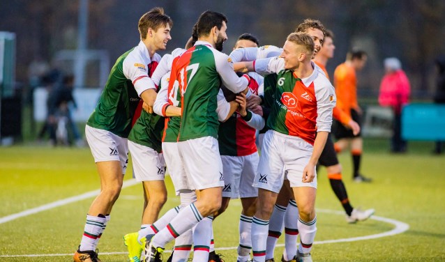 De spelers van Olympia juichen na weer een treffer.