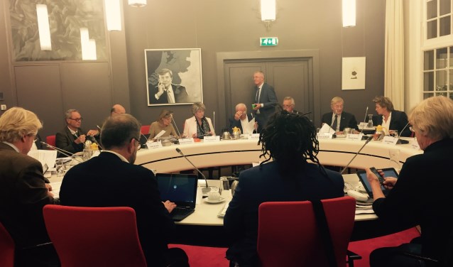 Tijdens een raadsvergadering van Laren.