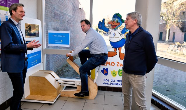 Wethouder Jeroen Klaasse probeerde de fiets al uit.