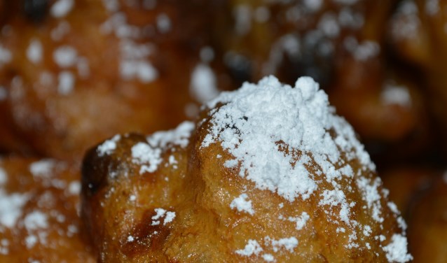 Maandag zijn de oliebollen voor het goede doel te koop bij de Kruiskerk.