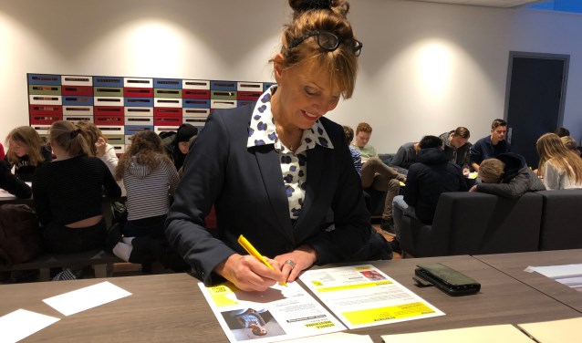 Rector Angela Koot schreef ook mee.
