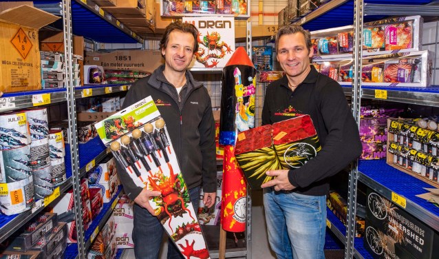 Carsten Hesz (links) en Bas Brüll in een van de drie bunkers waar het vuurwerk klaar ligt.