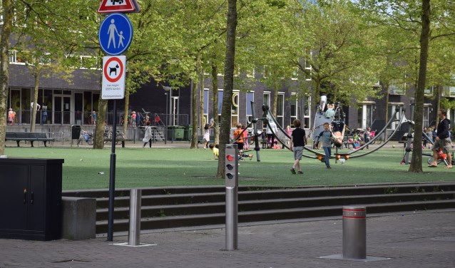 Op het Joris Ivensplein komt geen speelfontein, maar wel een natuurspeelterrein.