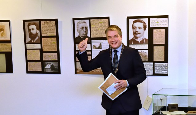 Burgemeester Boog opende de tentoonstelling over zijn voorgangers in Diemen.
