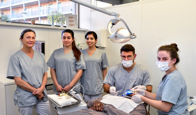 Bronwyn Brouwer (links) en een deel van het team van Mondhygiënistplus-tandarts.