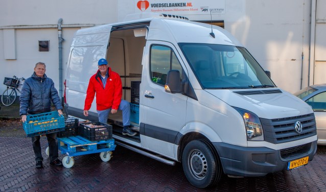 Kratten vol levensmiddelen worden opgehaald en daarna uitgedeeld.