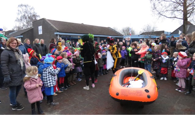 Sinterklaas kwam op De Terp met een roeiboot.