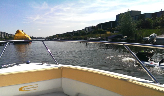 Afgelopen zomer was dit speeltoestel geplaatst in het water, op een plek waar je niet mag zwemmen.
