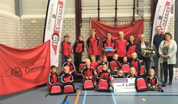 De E-teams, Monique Scholten met de bloemen, voorzitter Hanneke Visser en Tim Heuvelmans van de Grote Clubactie.