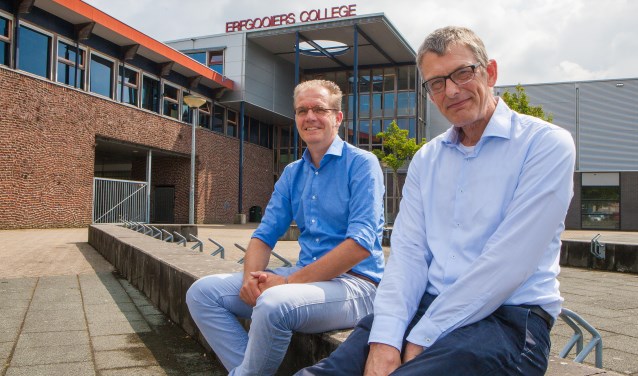 Rector Yzaäk Jacobi (l) en vice-rector Jaap Augustijn voor de school die nu totaal opnieuw wordt gebouwd.