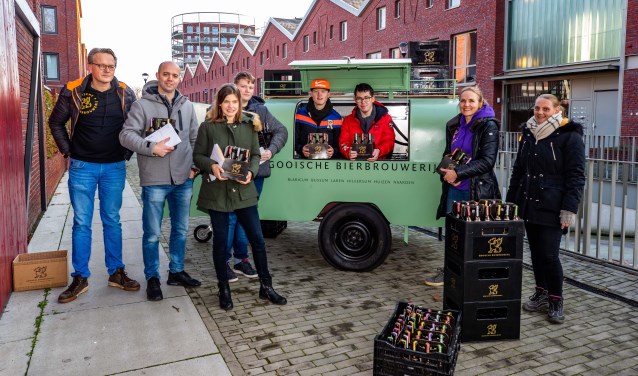 De vier leerlingen samen met De Jager en vertegenwoordigers van de bierbrouwerij.