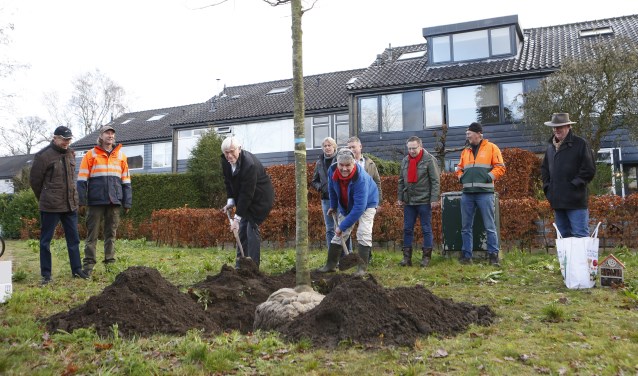 Ton Stam, wethouder gemeente Laren (l) en Johan Calis, voorzitter van de imkervereniging.