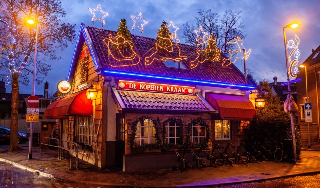 Café De Koperen Kraan is in kerstsfeer.