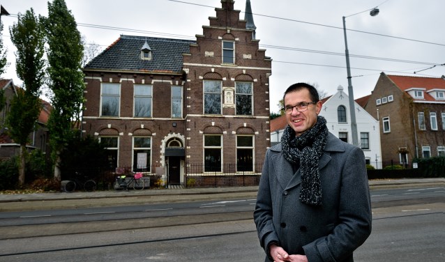 Han Hartog voor de pastorie.